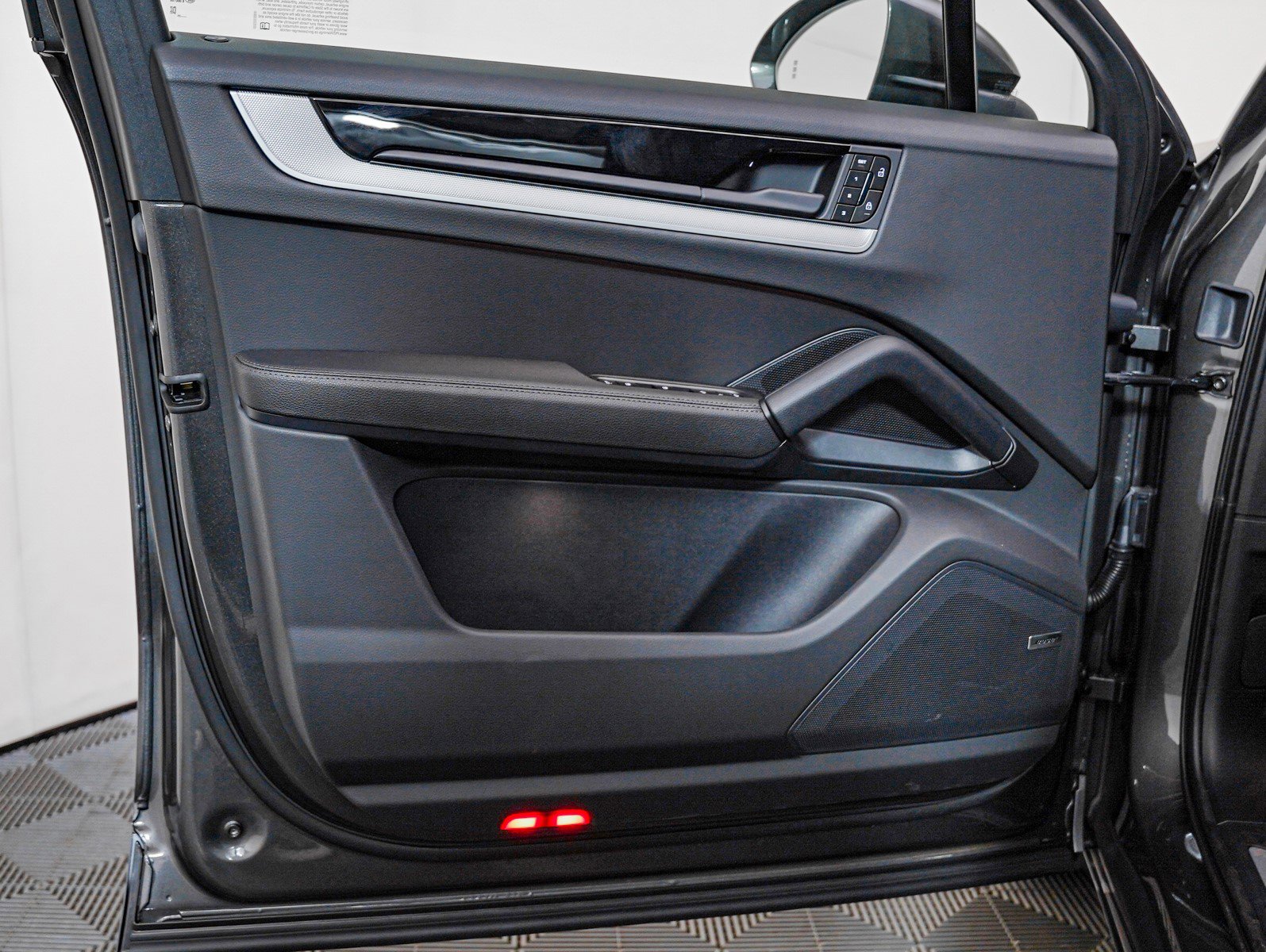 2025 Porsche Cayenne Coupe photo 22