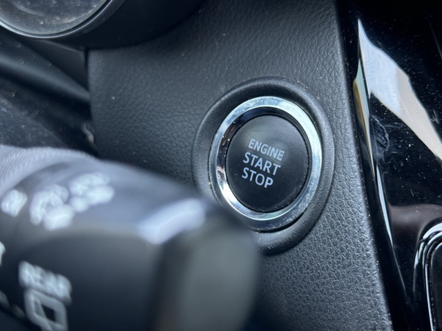 2022 Toyota C-HR XLE photo 16