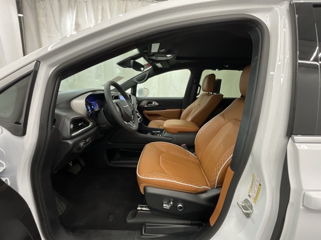 2024 Chrysler Pacifica Hybrid Pinnacle photo 10