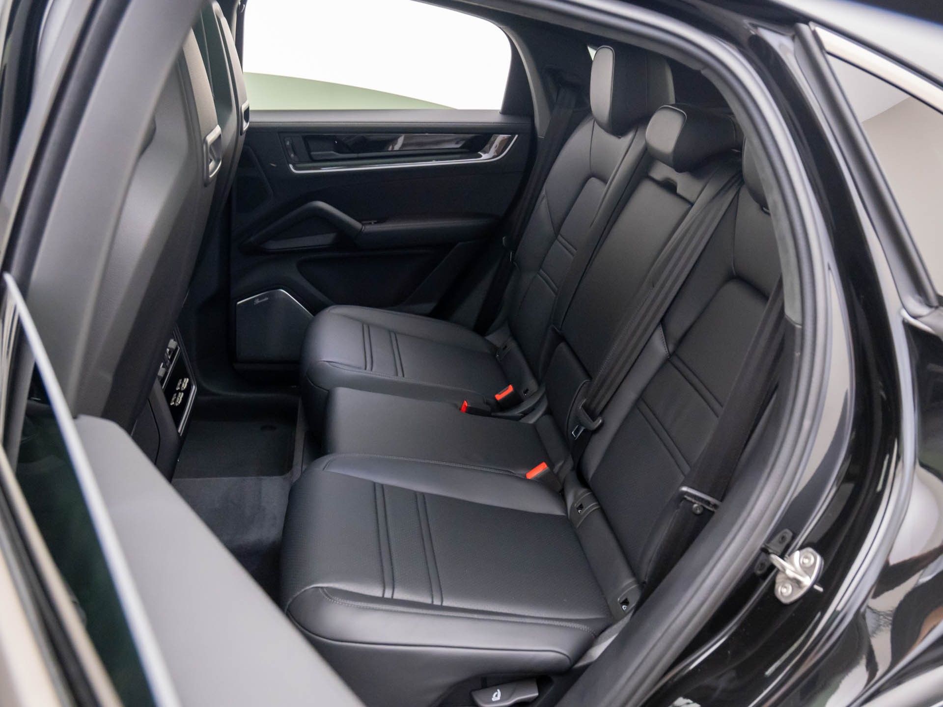 2025 Porsche Cayenne Turbo E-Hybrid Coupe photo 19