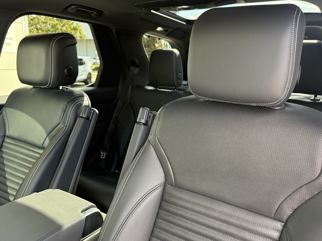 2025 Land Rover Discovery S photo 12