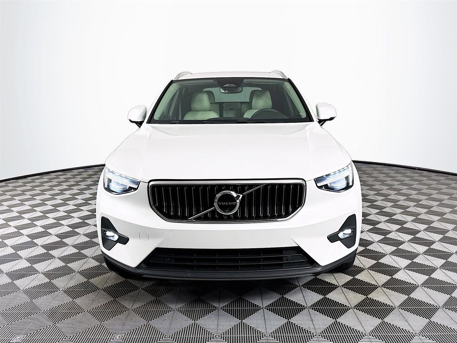 2024 Volvo XC40 Plus photo 2