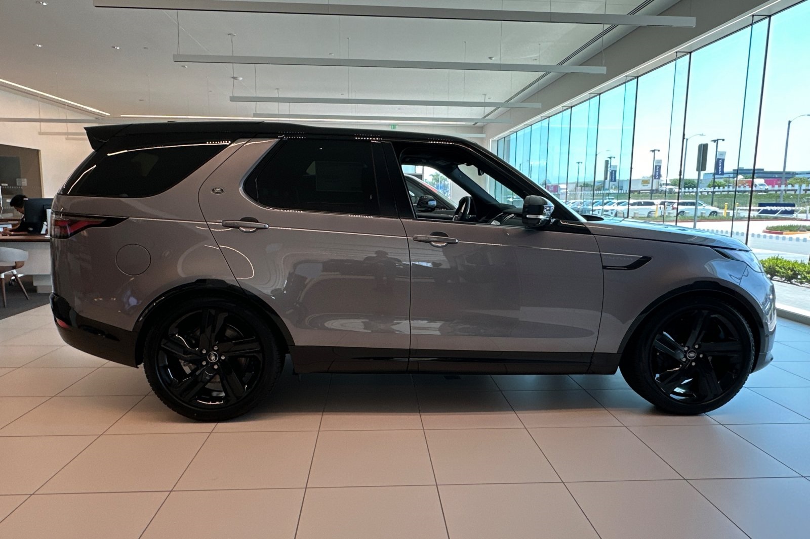 2025 Land Rover Discovery SE photo 7