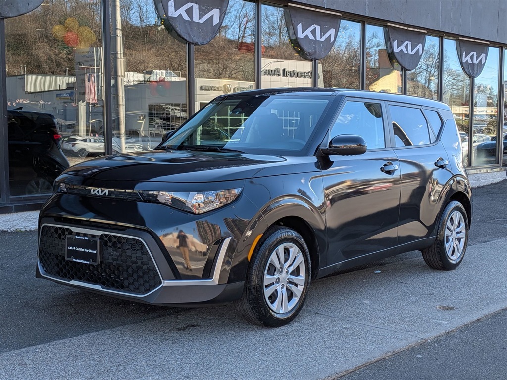 2023 Kia Soul LX's photo