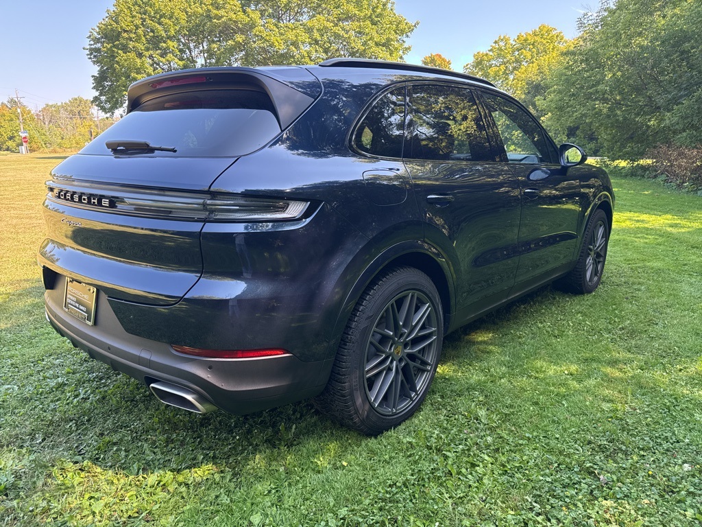 2024 Porsche Cayenne Base photo 9
