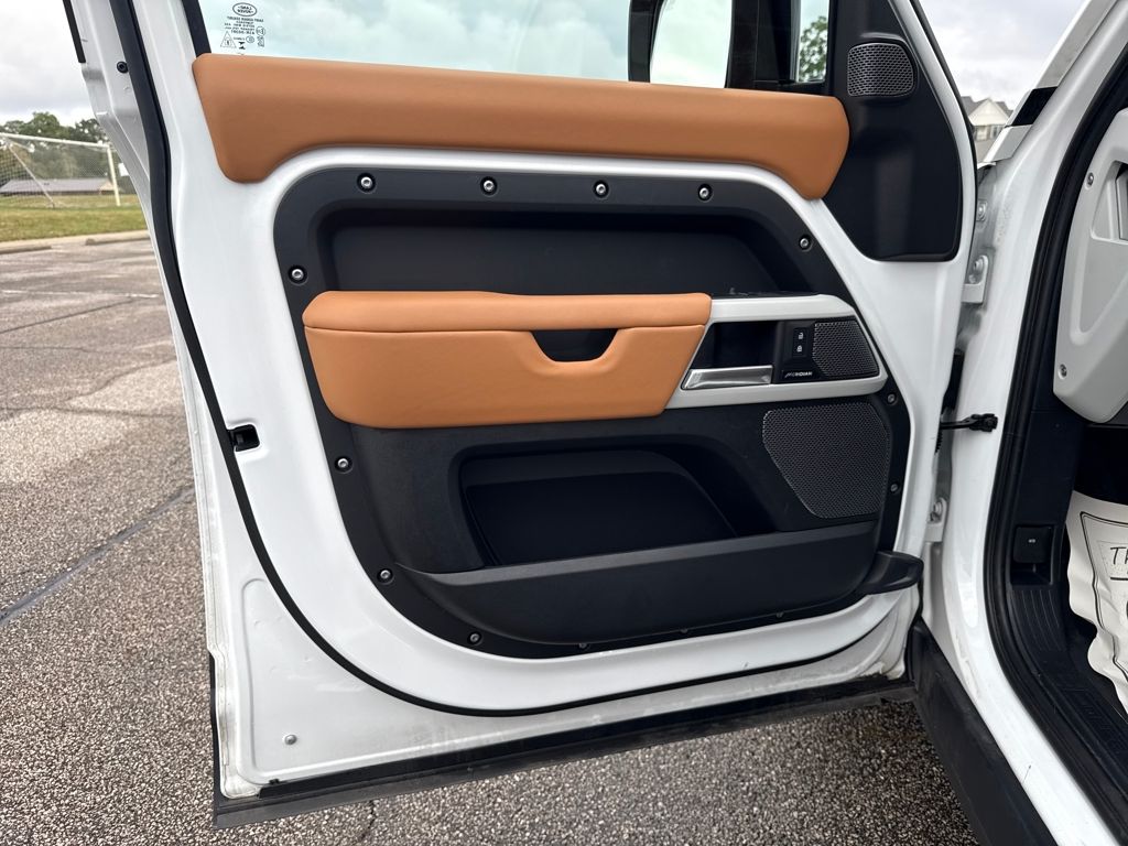 2024 Land Rover Defender 110 S photo 9