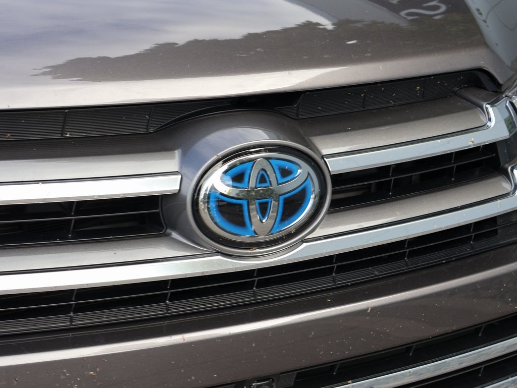 Used 2018 Toyota Highlander Limited Platinum with VIN 5TDDGRFH7JS050679 for sale in Kansas City