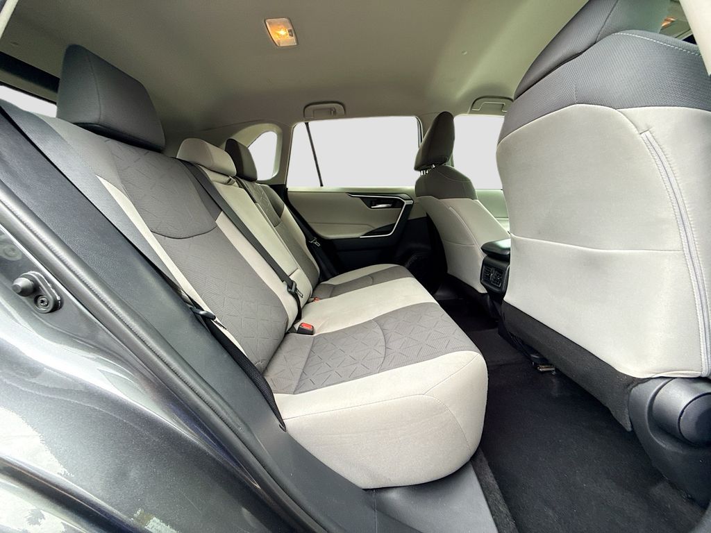 2020 Toyota RAV4 XLE photo 21