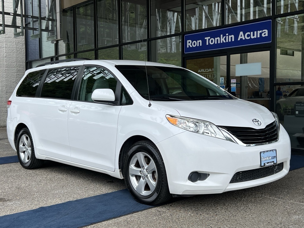 2014 Toyota Sienna LE photo 2