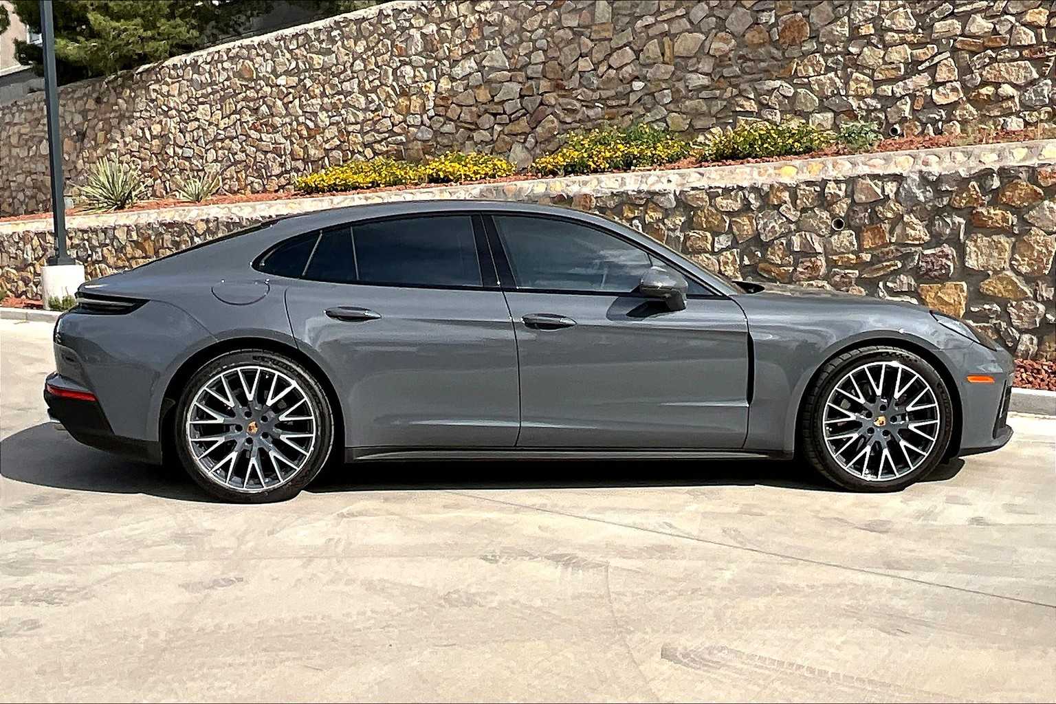 2025 Porsche Panamera 4 photo 8