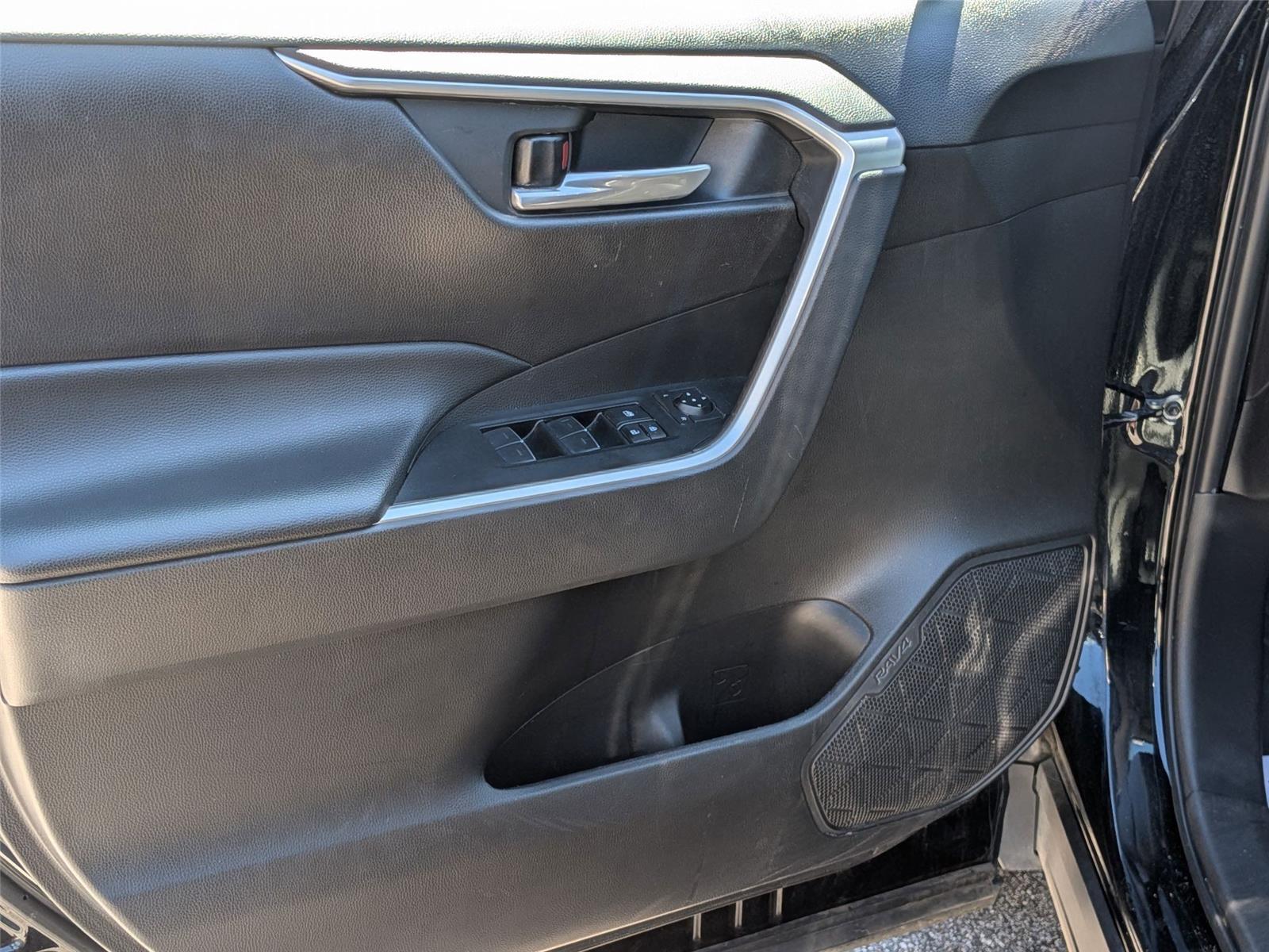 2023 Toyota RAV4 XLE photo 8