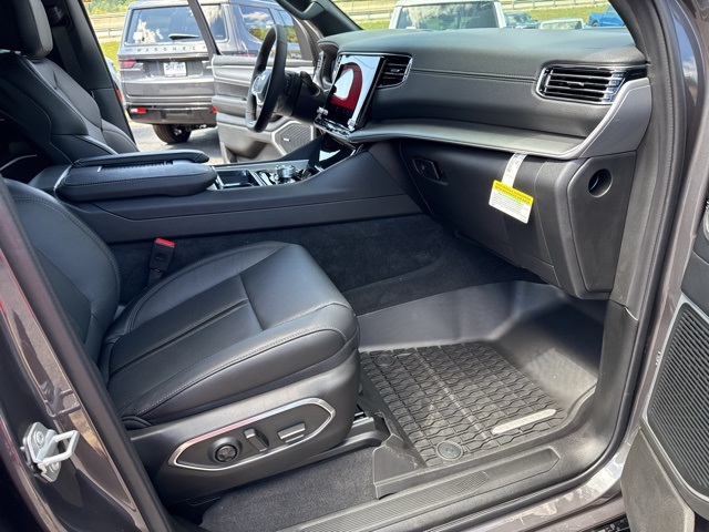 2025 Jeep Wagoneer L Series II Carbide photo 30