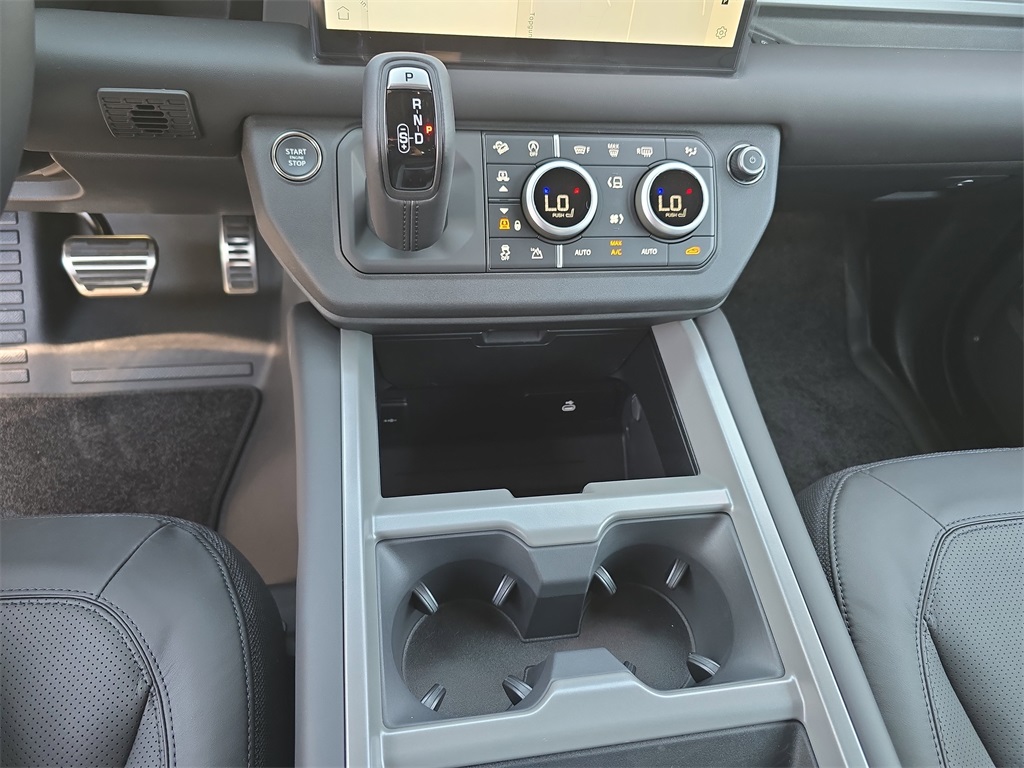 2025 Land Rover Defender 110 V8 photo 22