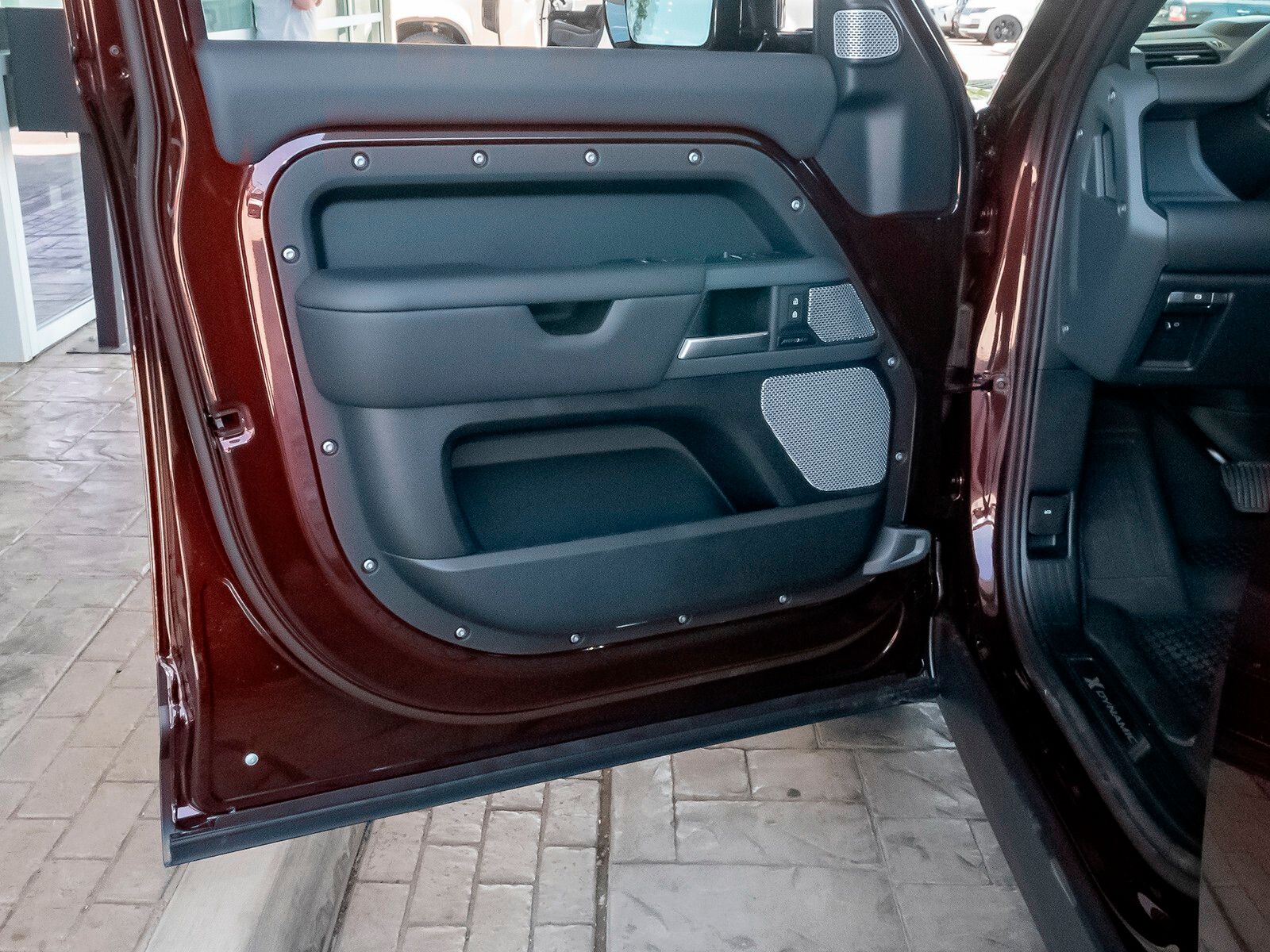 2024 Land Rover Defender 130 X-Dynamic SE photo 32