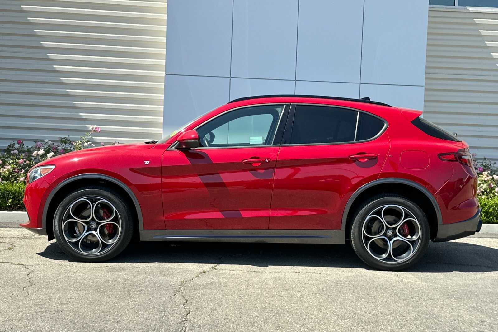 2022 Alfa Romeo Stelvio Ti photo 5