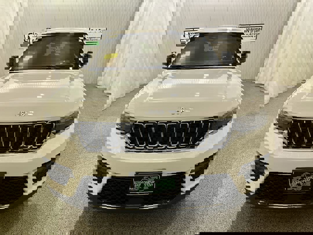 2025 Jeep Grand Cherokee Laredo X photo 2
