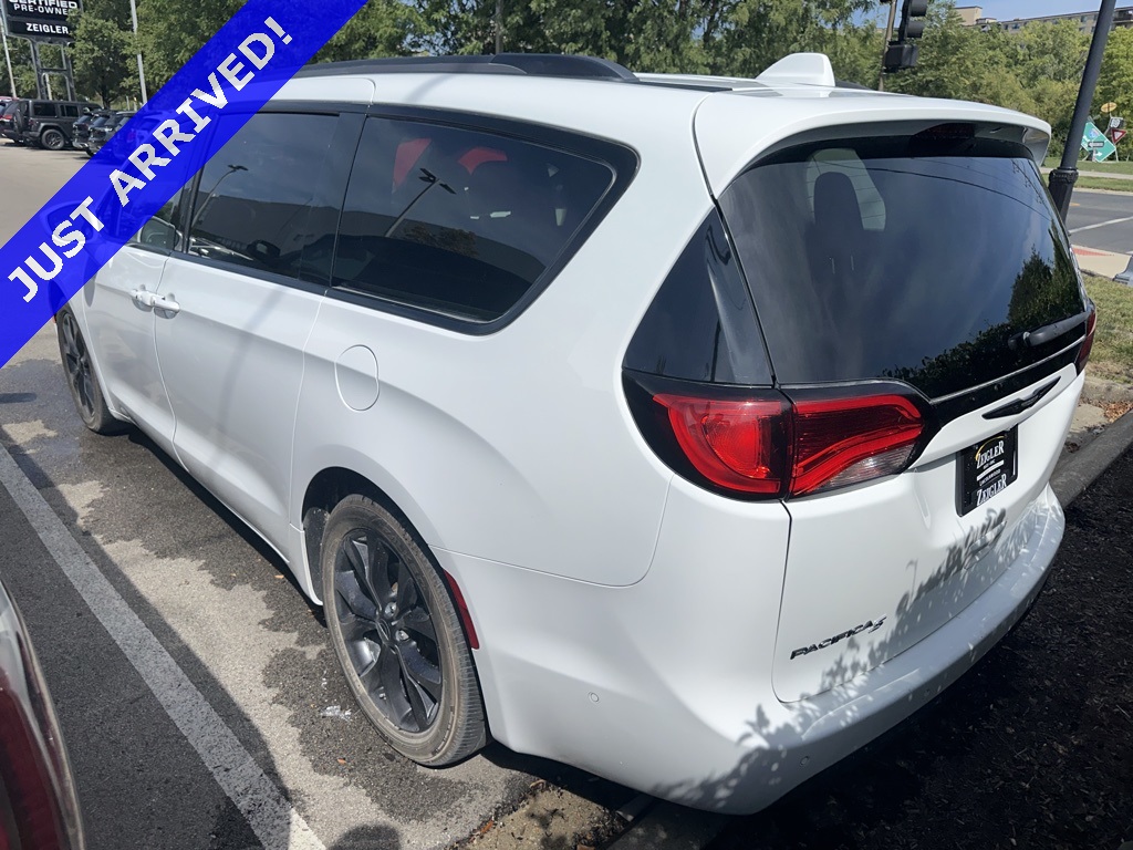 2020 Chrysler Pacifica Touring photo 3