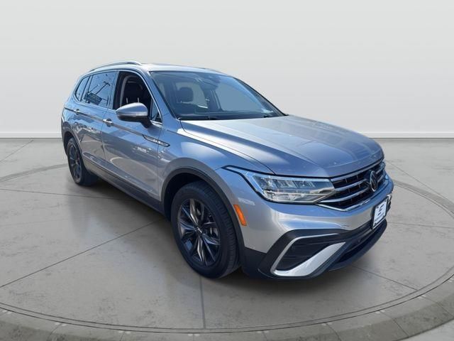 2023 Volkswagen Tiguan SE's photo