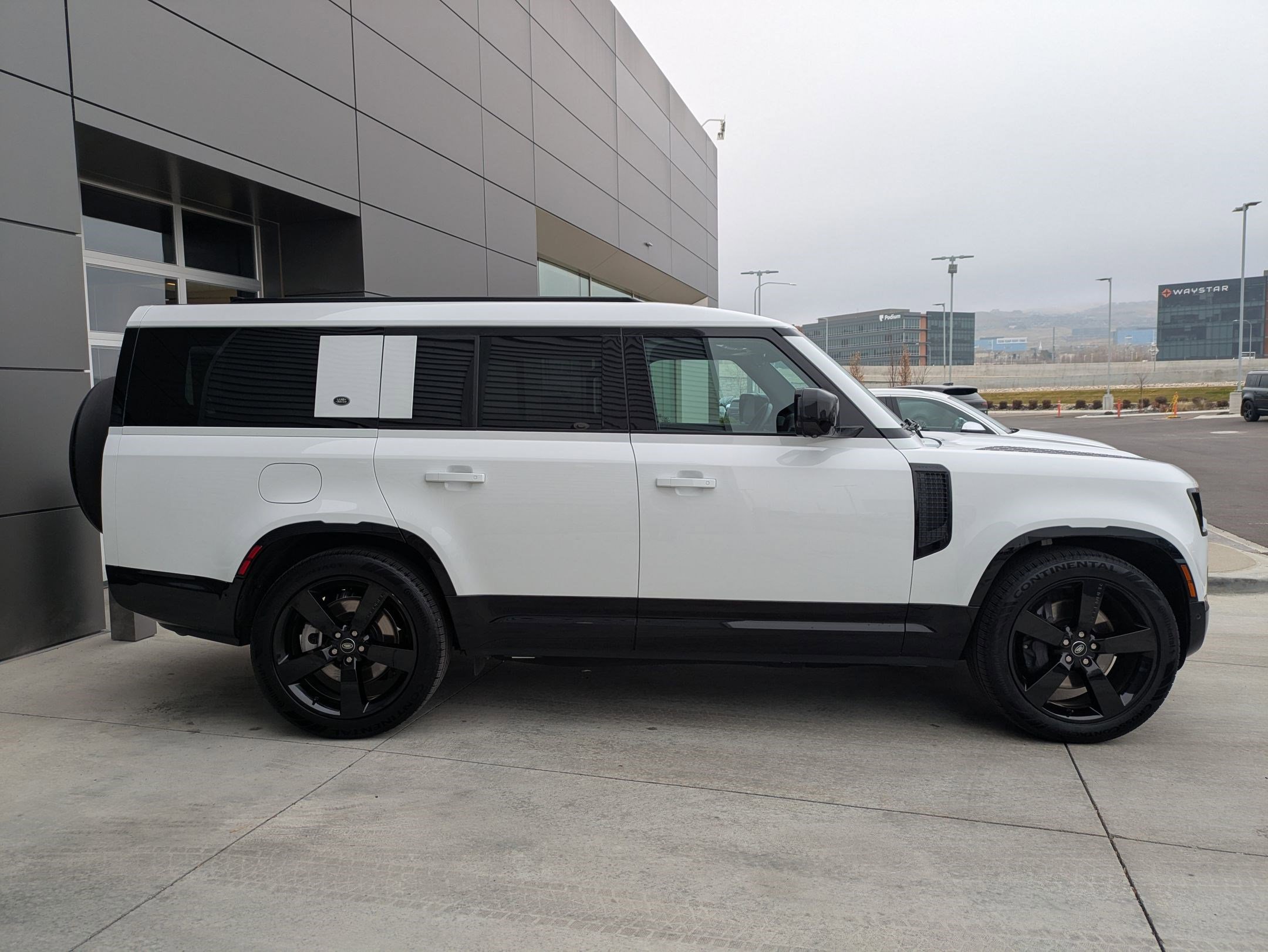 2024 Land Rover Defender 130 X-Dynamic SE photo 4