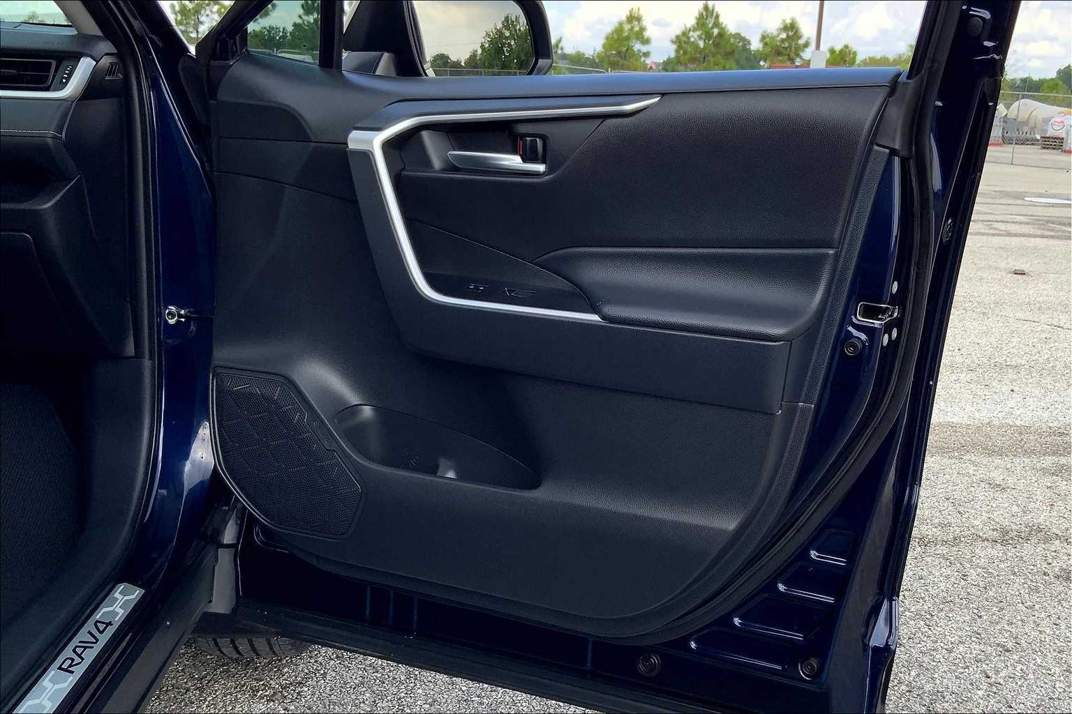 2024 Toyota RAV4 XLE photo 21