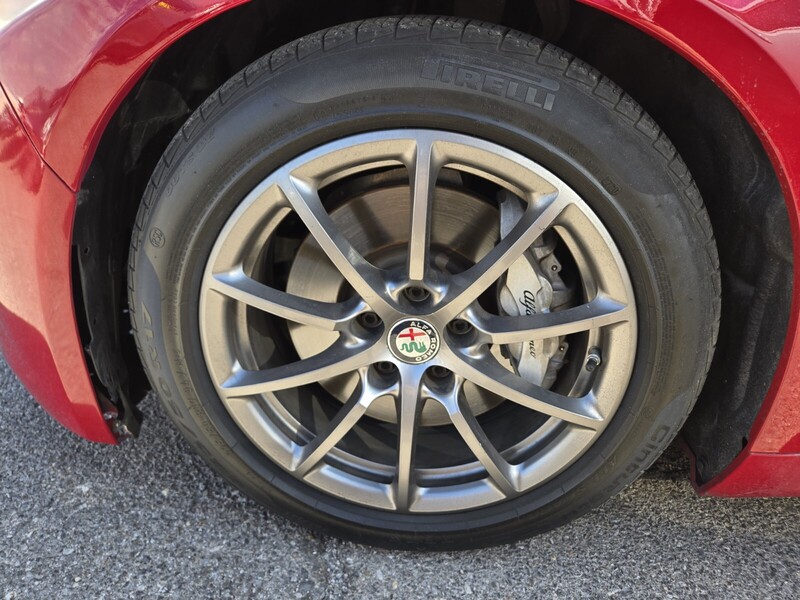 2019 Alfa Romeo Giulia photo 4