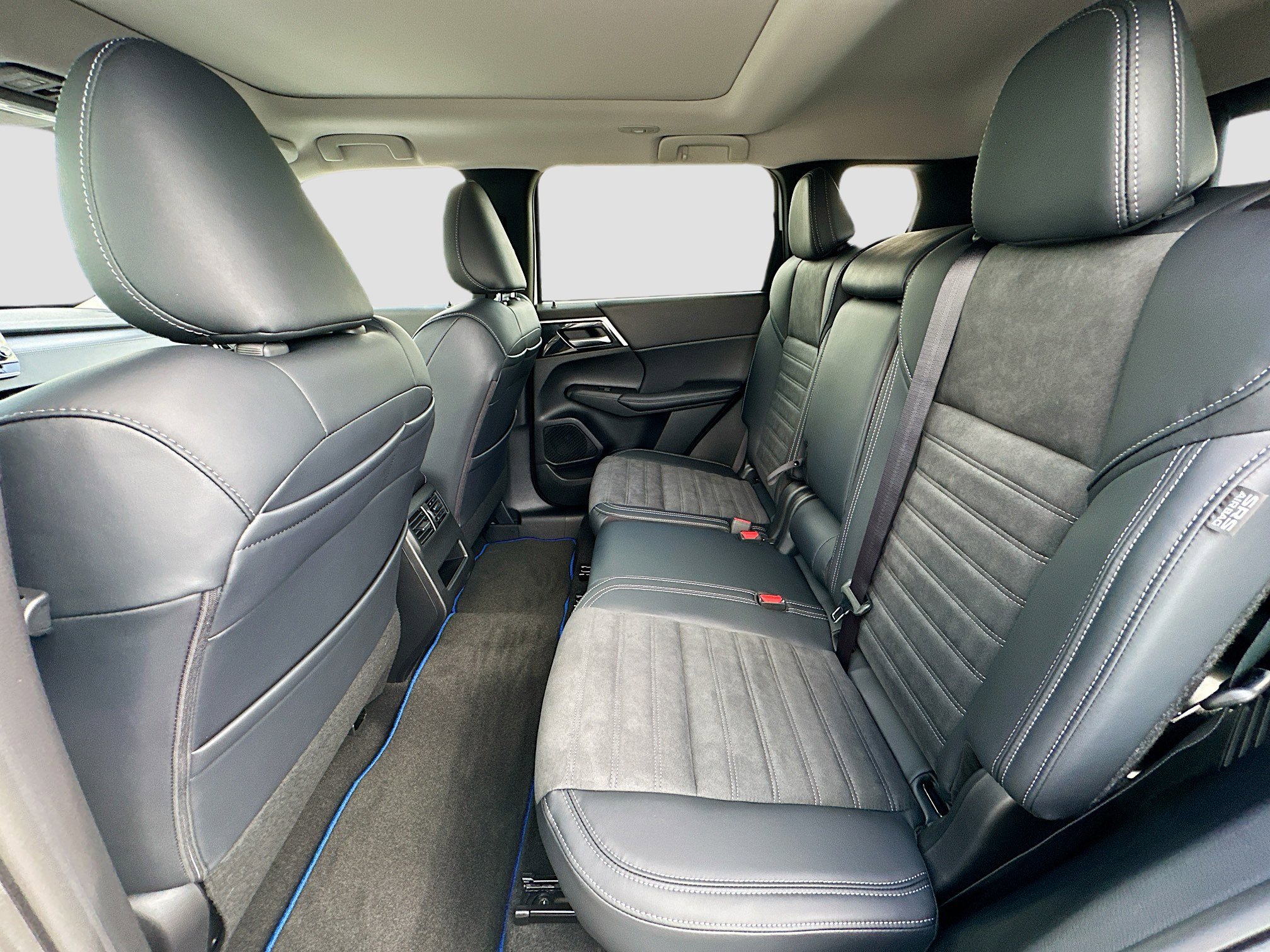 2025 Mitsubishi Outlander PHEV SE photo 15