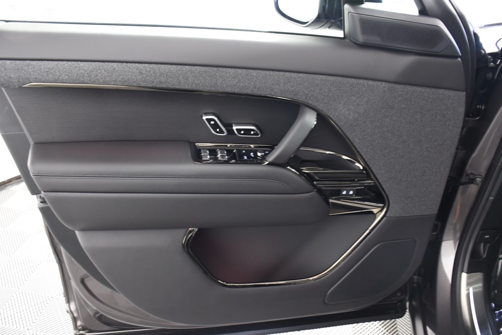2025 Land Rover Range Rover Sport SE photo 14