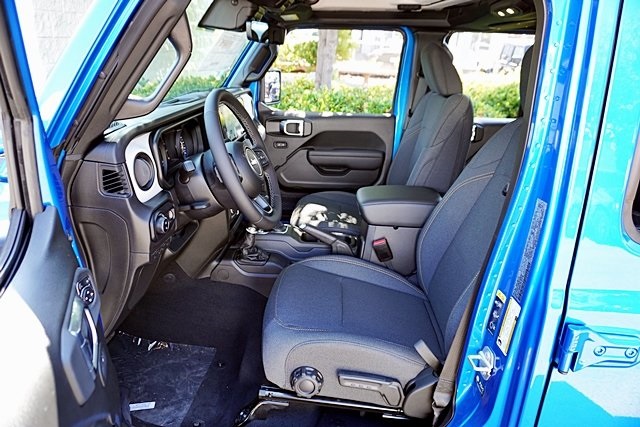 New 2025 Hydro Blue Pearl-Coat Exterior Paint Jeep Sport S image 19