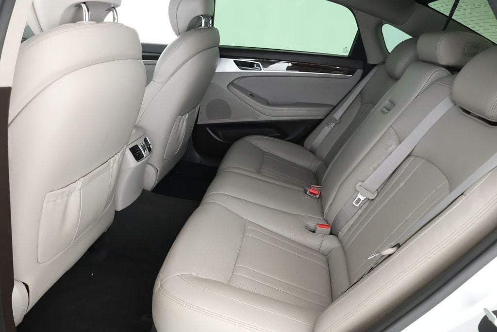 2016 Hyundai Genesis photo 18
