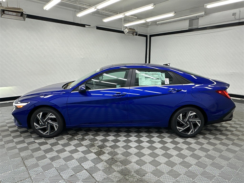 2025 Hyundai Elantra SEL Convenience photo 2