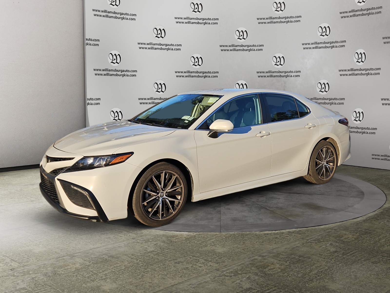 2023 Toyota Camry SE's photo