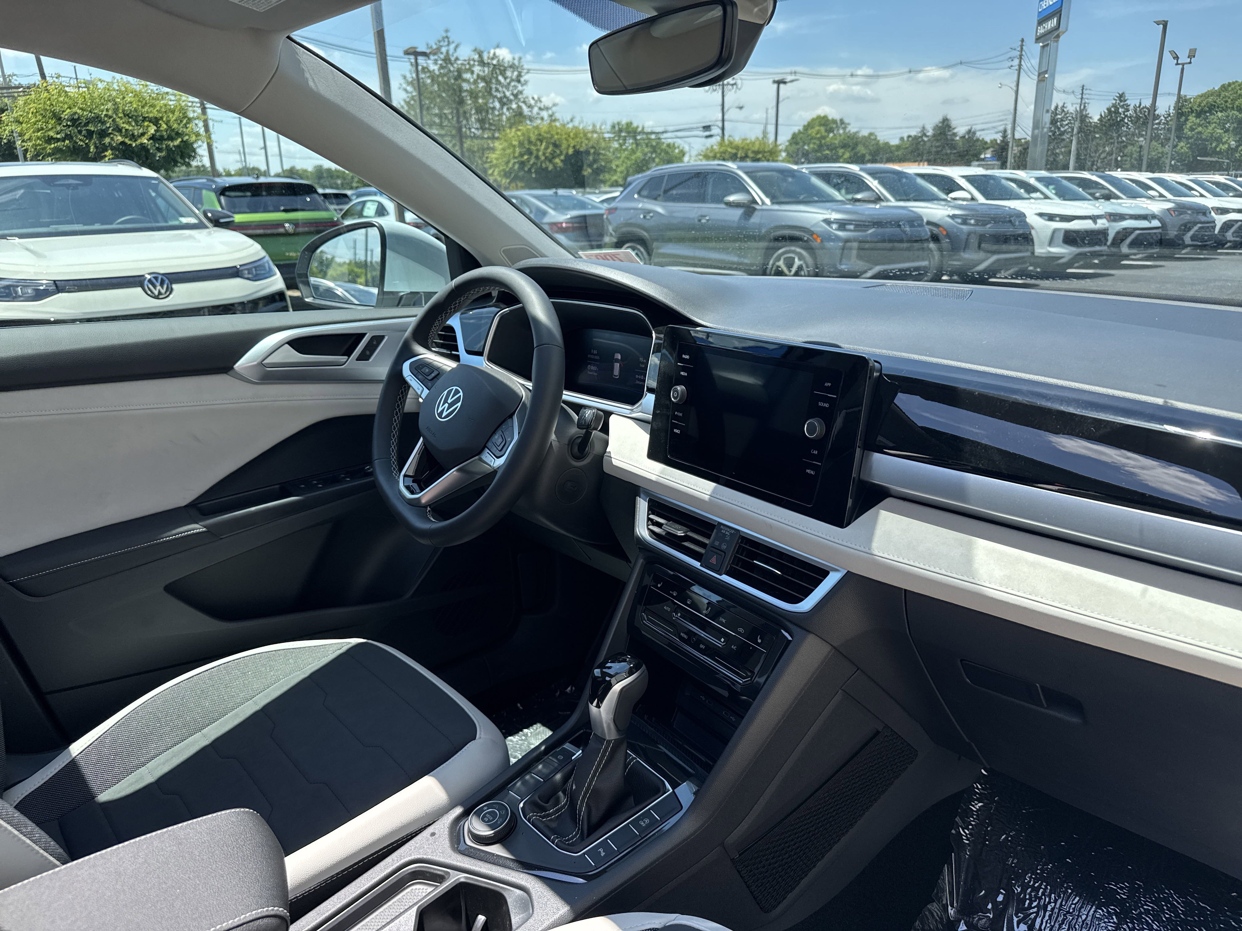 2025 Volkswagen Taos SE photo 4