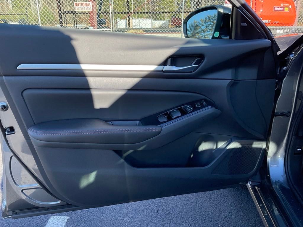 2025 Nissan Altima 2.5 SR photo 14