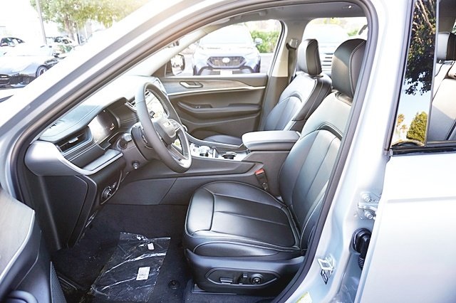 New 2023 Silver Zynith Exterior Paint Jeep Limited image 18