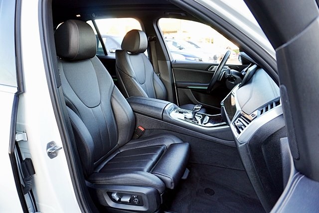 Used 2020 White BMW sDrive40i image 13