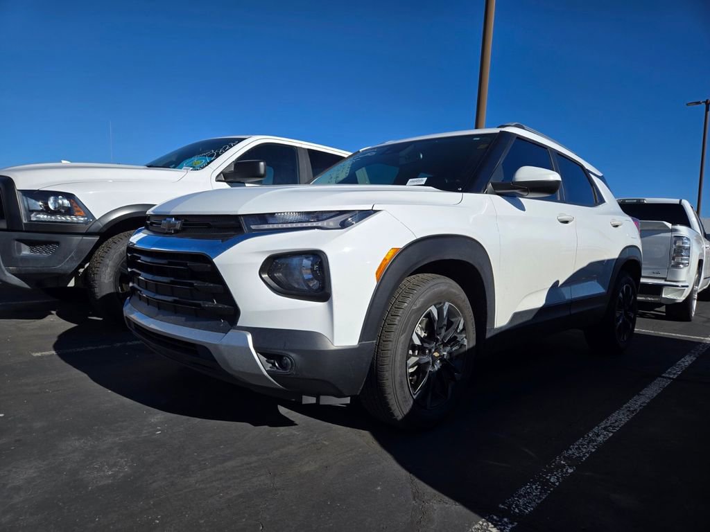 2021 Chevrolet Trailblazer LT photo 2