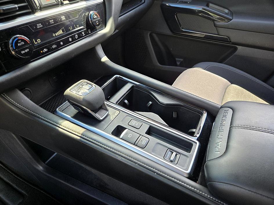 2024 Nissan Pathfinder SV photo 16