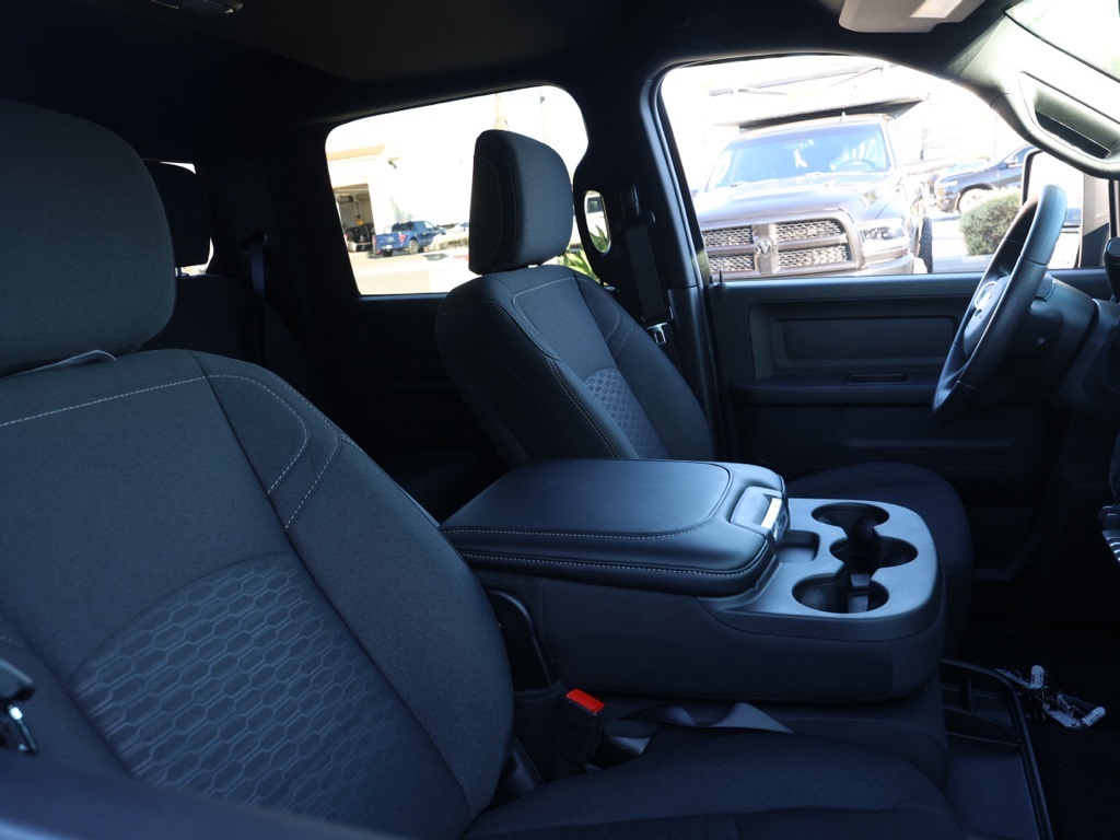 New 2026 Diamond Black Crystal Pearl-Coat Exterior Paint RAM Tradesman image 19