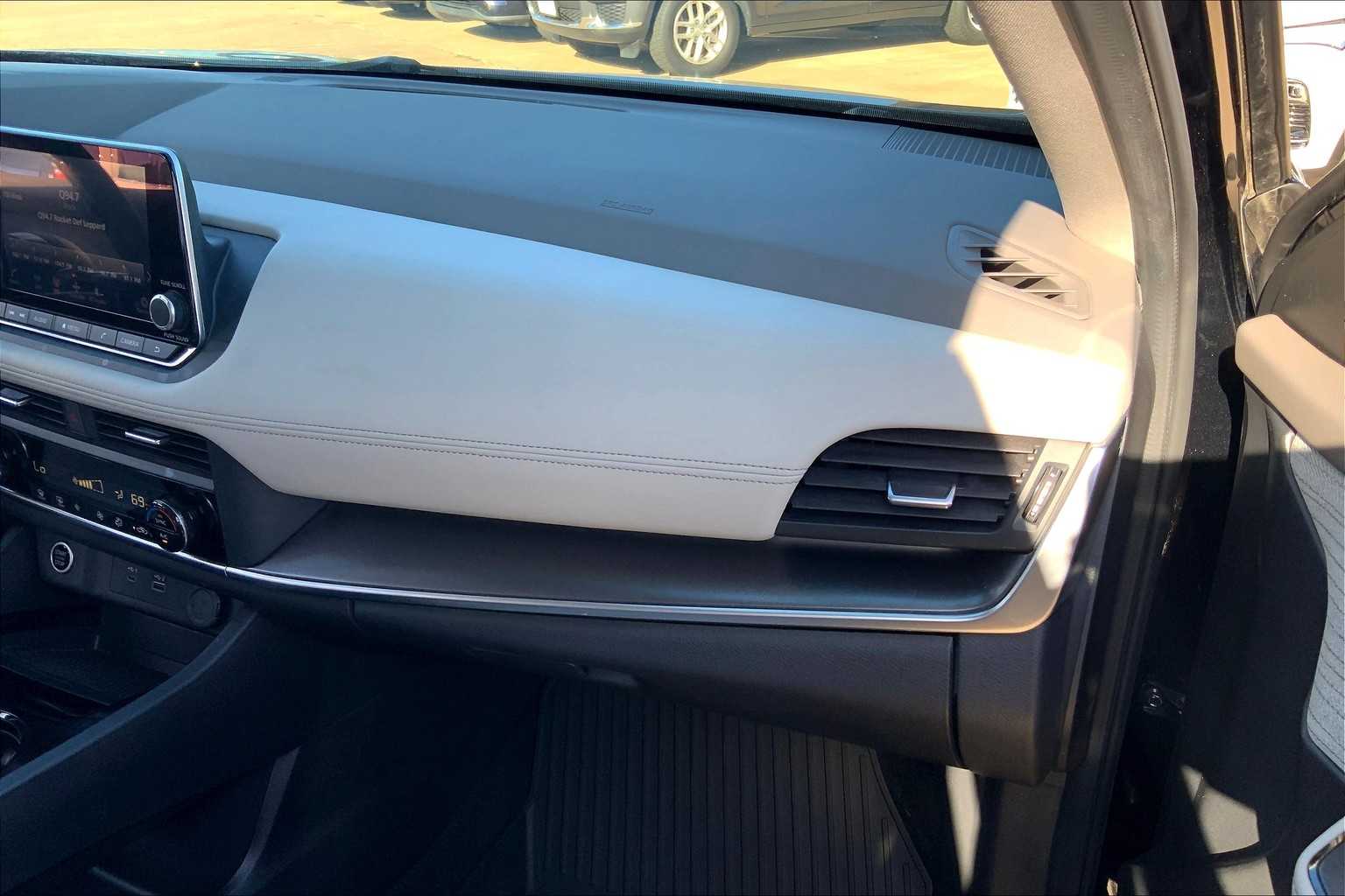 2023 Nissan Rogue SV photo 18