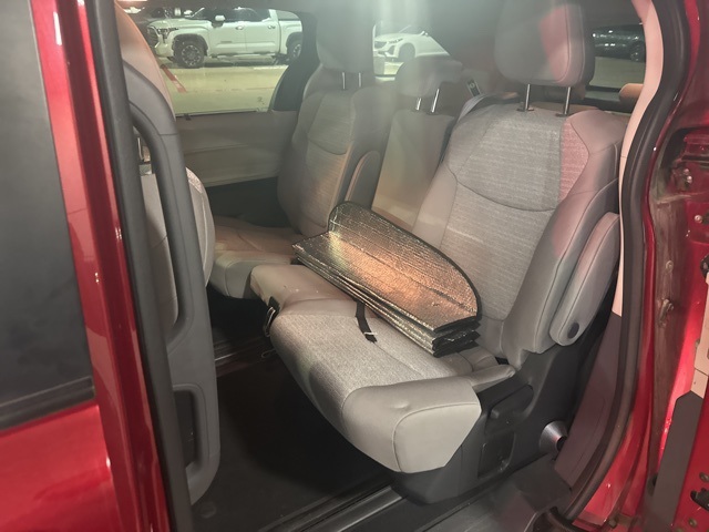 2022 Toyota Sienna LE photo 4