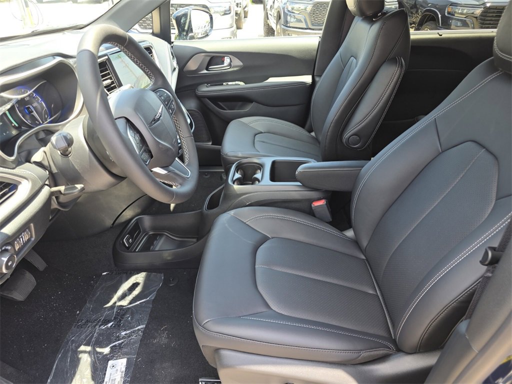 2025 Chrysler Pacifica photo 13