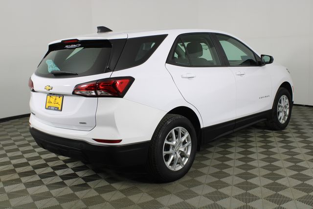 2023 Chevrolet Equinox LS photo 2