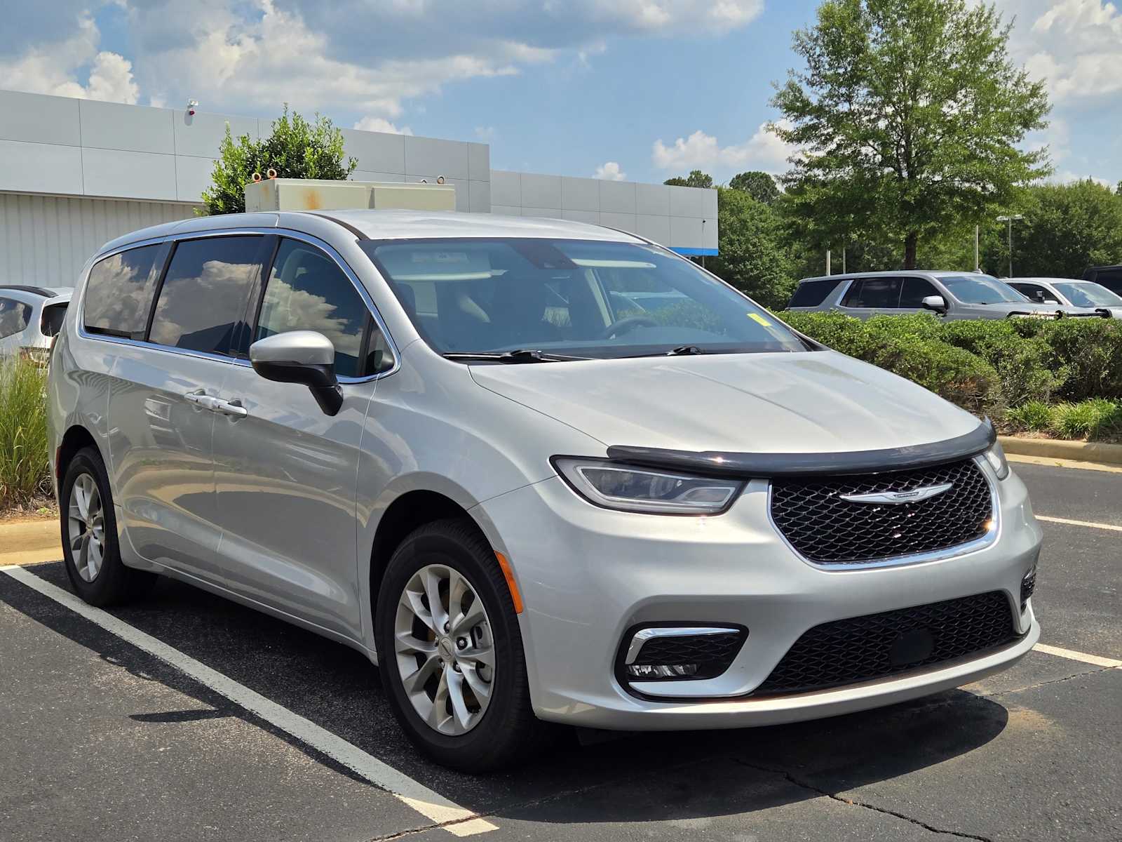 2023 Chrysler Pacifica Touring L photo 2
