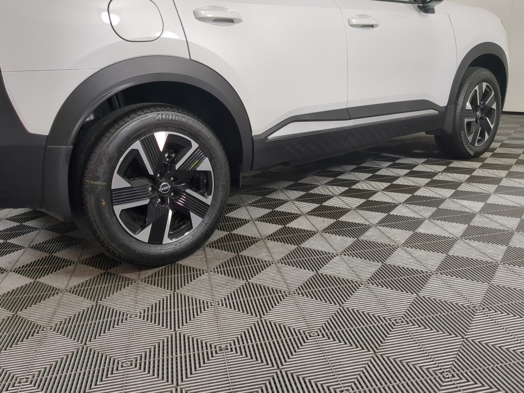2025 Nissan Kicks SV photo 6