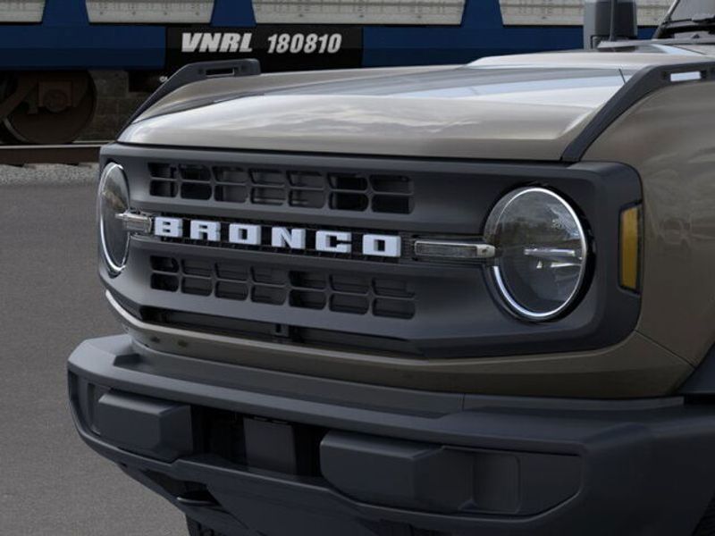 2025 Ford Bronco Base photo 17