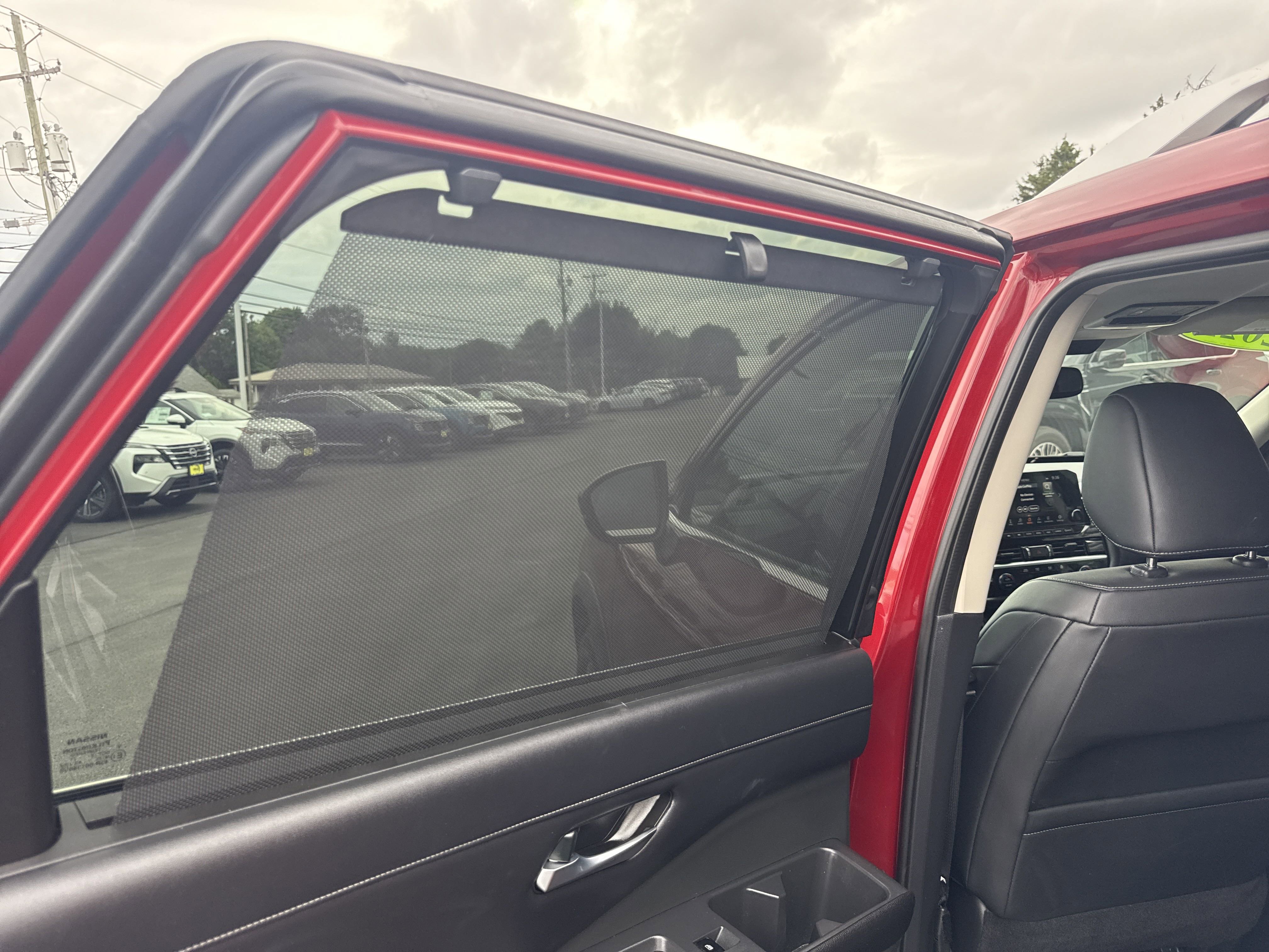 2022 Nissan Pathfinder SL photo 2