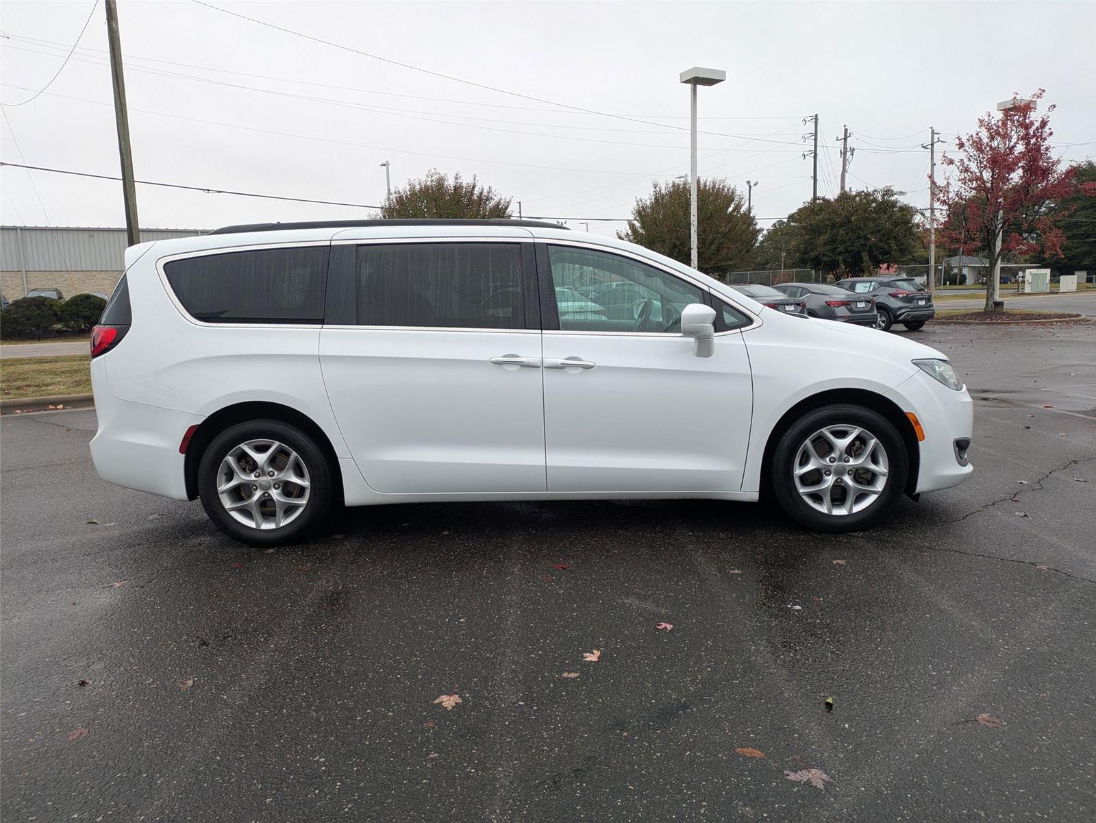 2020 Chrysler Pacifica Touring photo 3