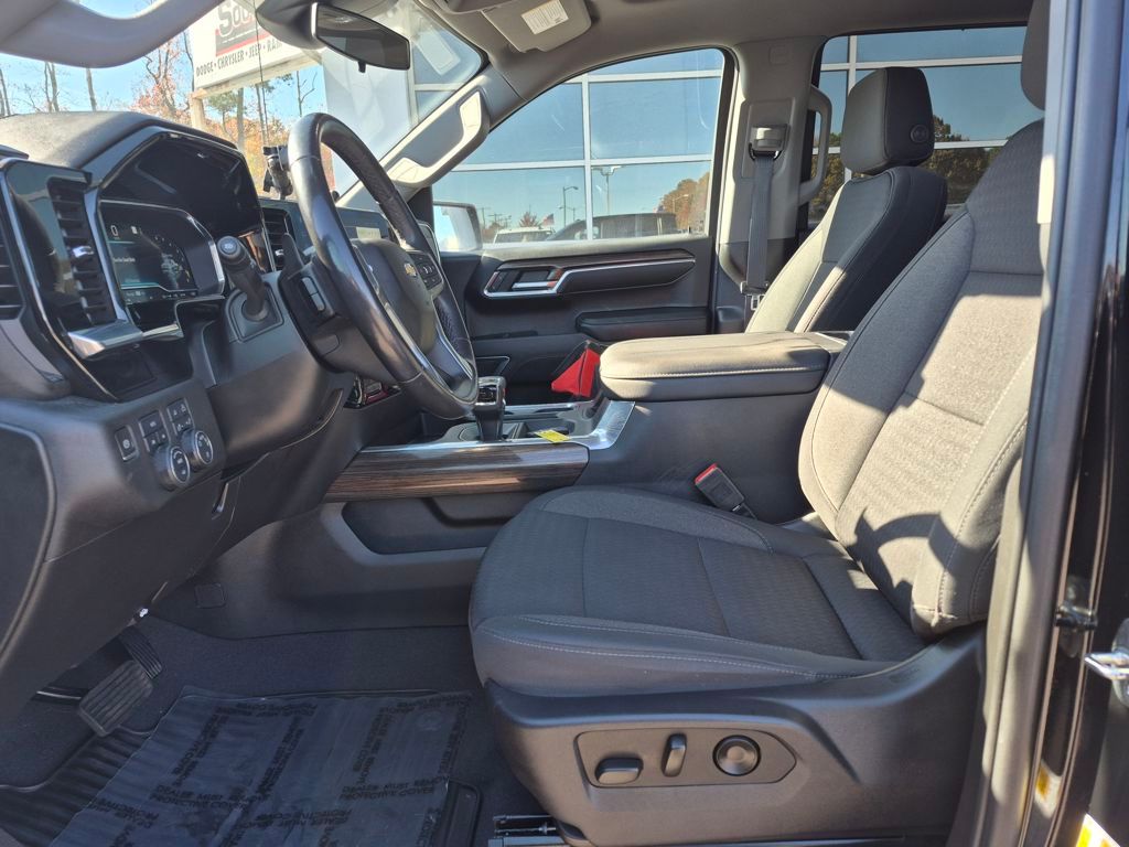 2023 Chevrolet Silverado 1500 LT photo 2