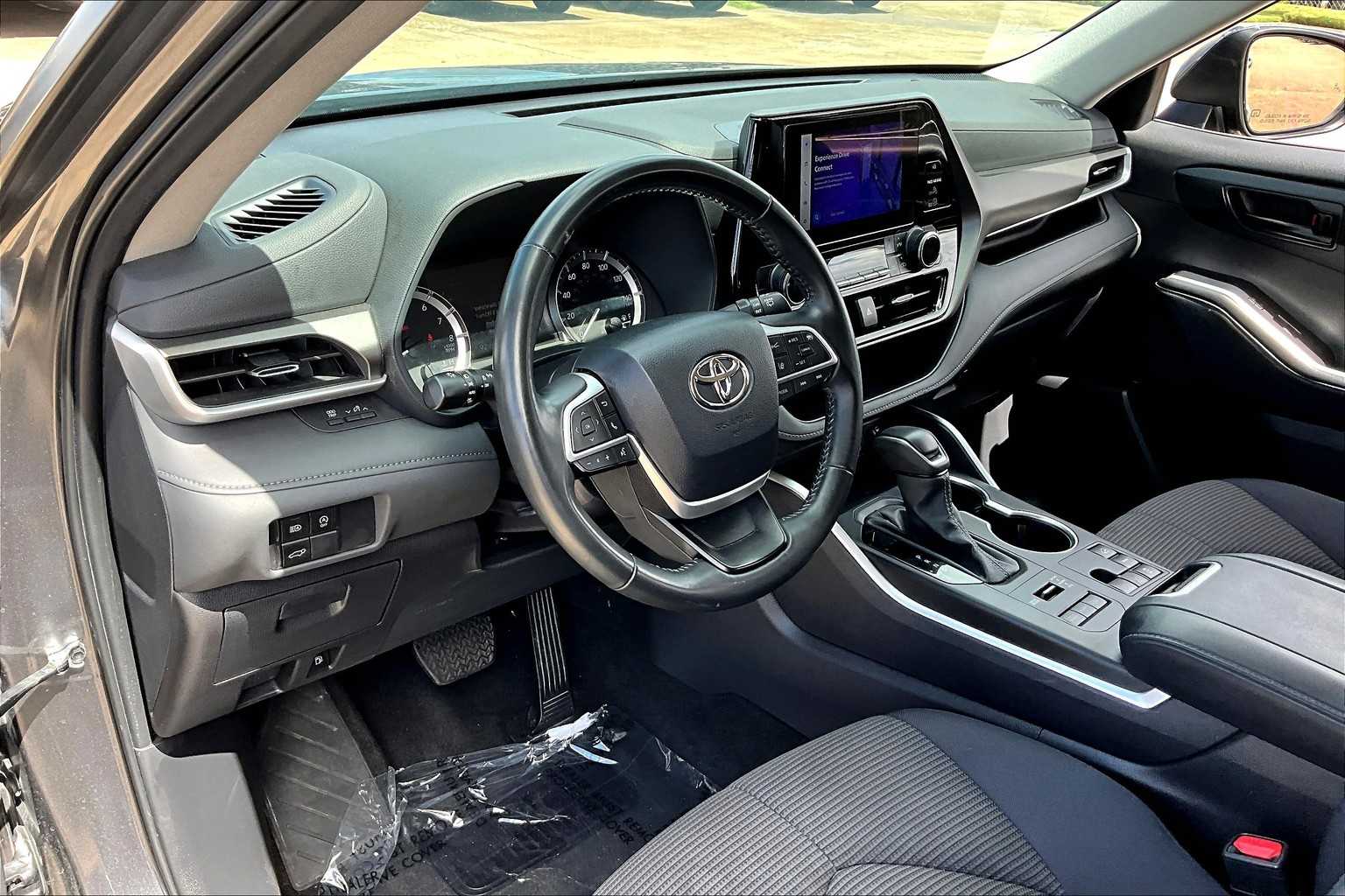 2024 Toyota Highlander LE photo 16