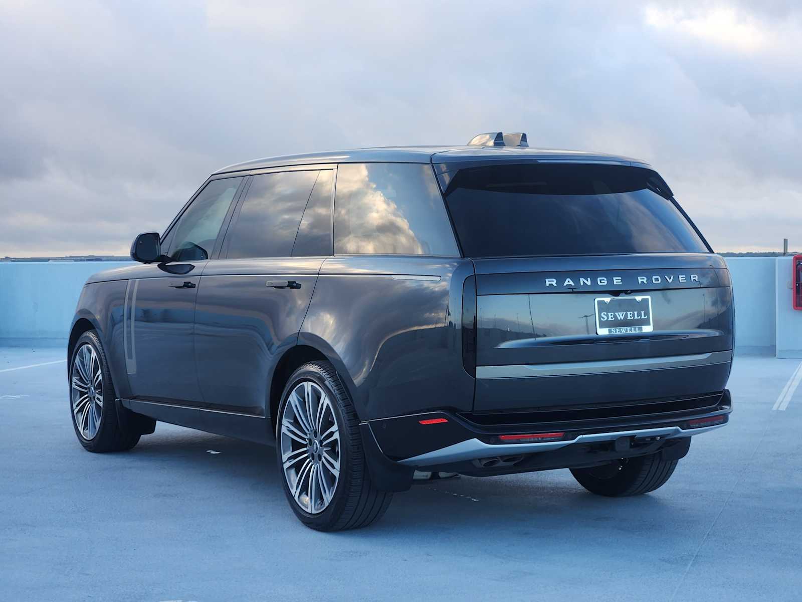 2024 Land Rover Range Rover SE photo 7